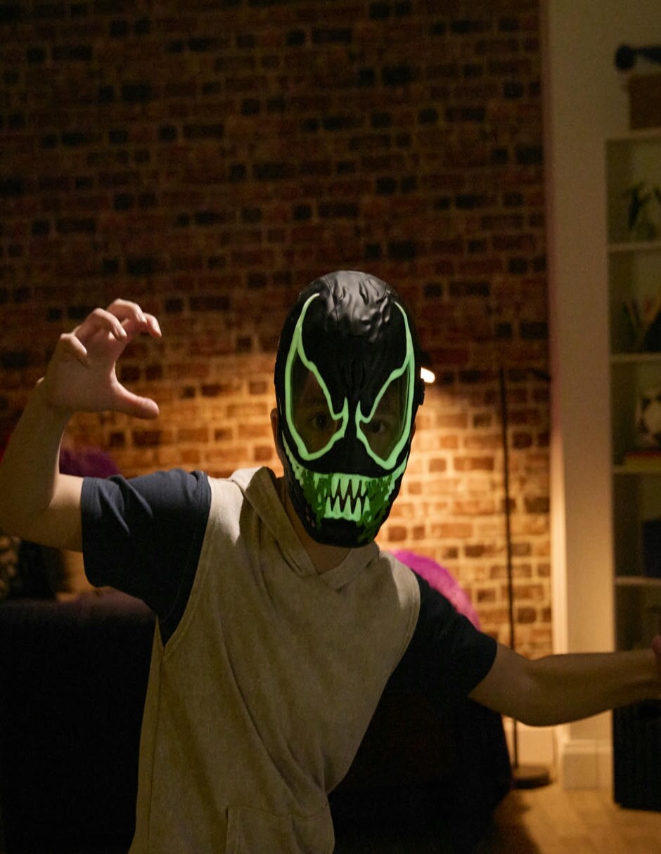 Máscara Venom con luz y sonido 10